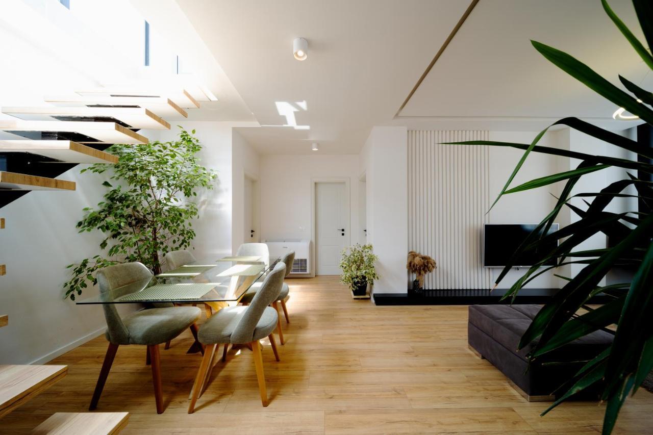 Square Luxury Penthouse Apartament Tirana